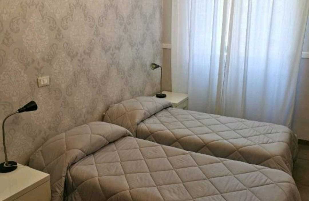 Camera doppia con bagno privato - Bed & Breakfast dove dormire fotografie BeB a Roma vicino stazione Ostiense zona Piramide B&B foto camera letto bagno WiFi Gratis