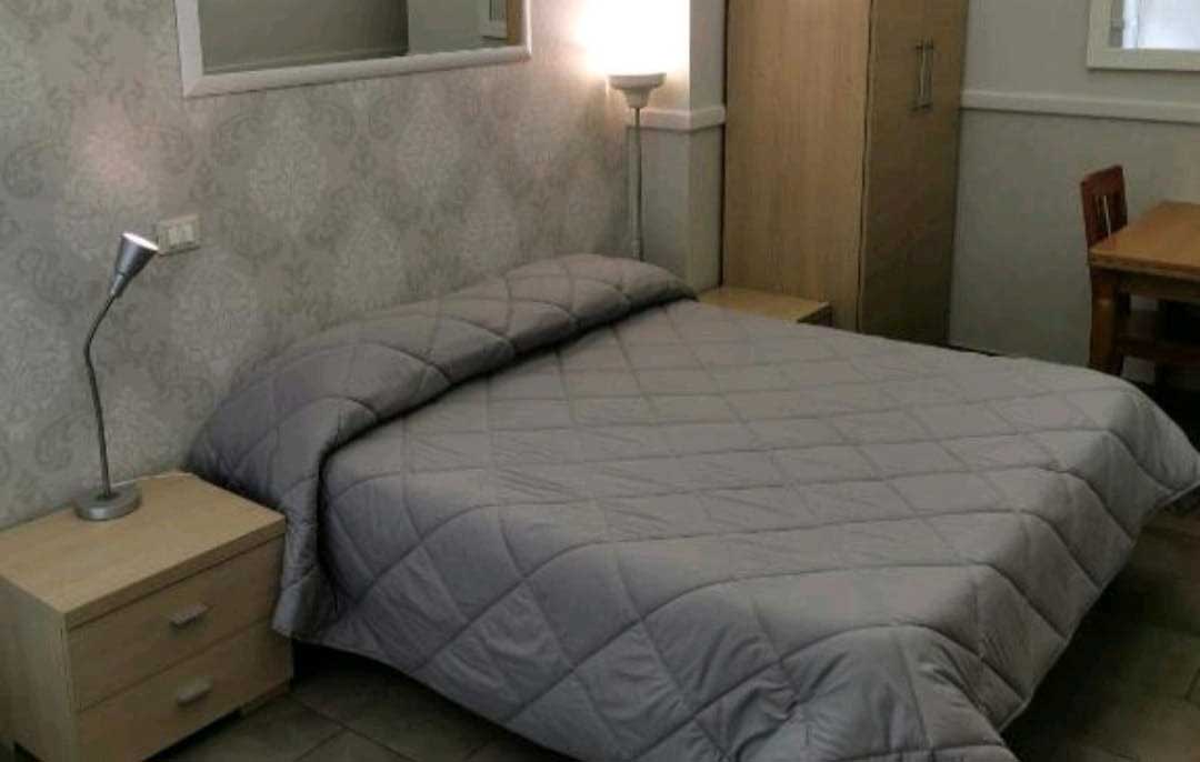 Camera da letto matrimoniale - Bed & Breakfast dove dormire fotografie BeB a Roma vicino stazione Ostiense zona Piramide B&B foto camera letto bagno WiFi Gratis