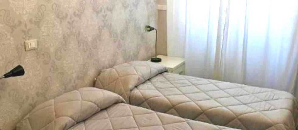 Prenotazione camera doppia con letto matrimoniale e bagno interno privato B&B bed and breakfast trova camere a Roma dove dormire vicino zona Eur